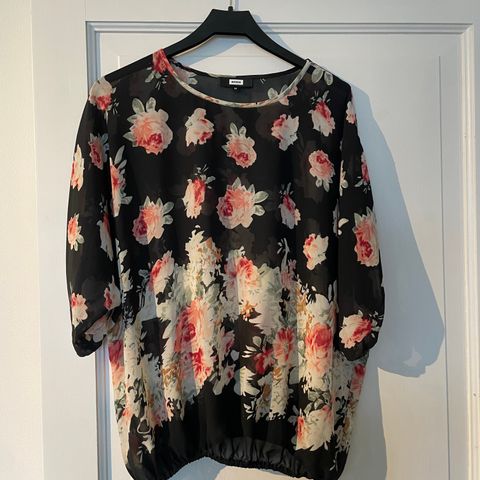 Blomstrete lett bluse