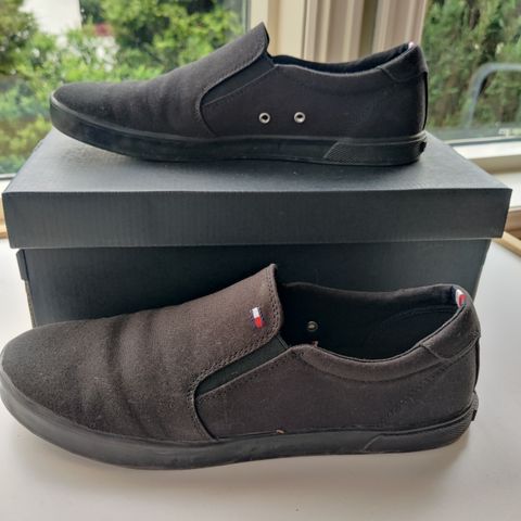 Sko størrelse 41. Tommy Hilfiger "Triple Black" Slip on sneaker.