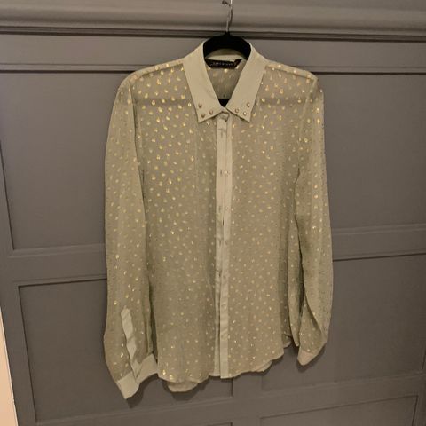 Zara bluse - mintrgrønn med gull og nagle detaljer - str. L