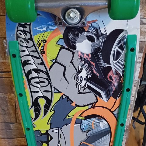 Selger ett lite brukt og ett ubrukt skateboard.