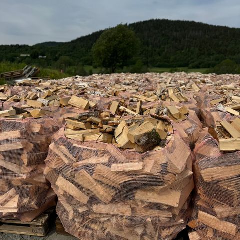 1000L bjørk eller blandingsved. Vi tilbyr leveranse og stabling.