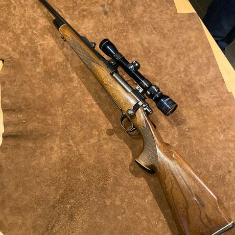 Remington 700 Links rifle med kort kolbe.