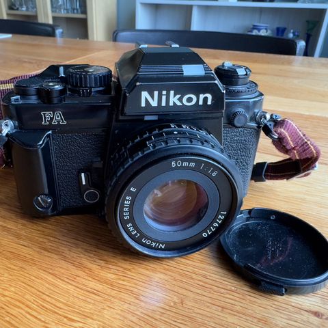 NY PRIS: Nikon FA med Nikon Series E 50 mm 1.8