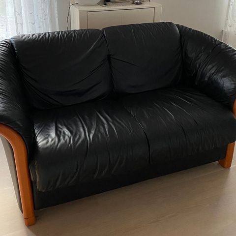 Ekornes skinnsofa selges