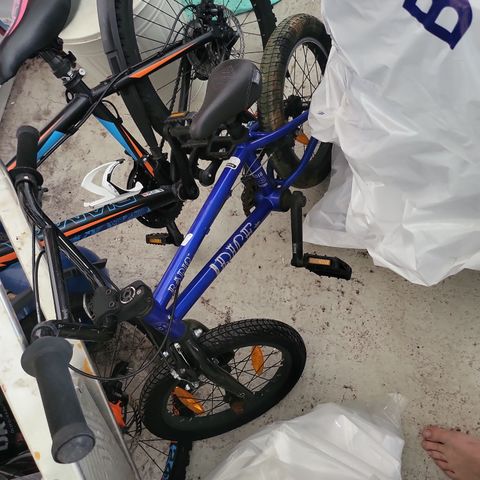 Selger en blå BMX sykkel lite brukt.