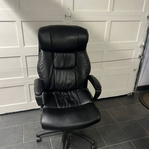 Pent brukt kontor stol selges med hev/senk funksjon