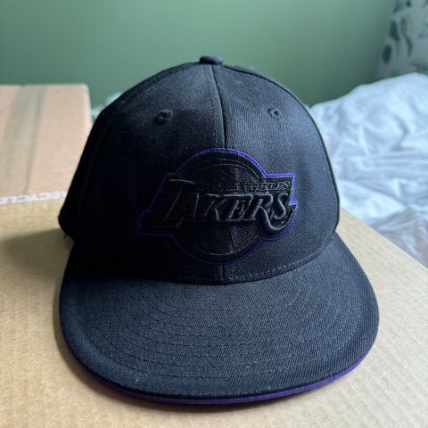 Sort Lakers caps, SnapBack / Adidas / NBA offisiell merch