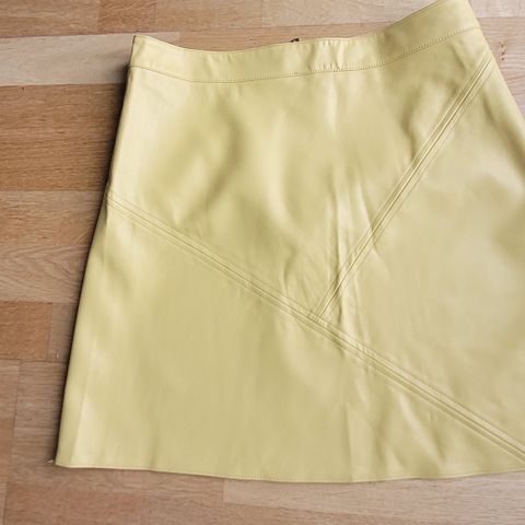Miniskjørt gult i "skinn" fra Zara