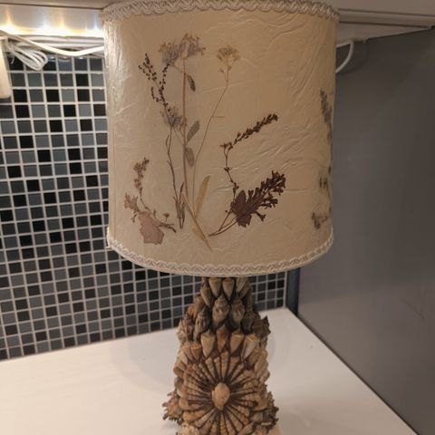 Lampe med pressede blomster og skjell