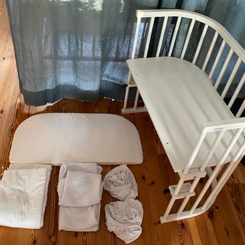 Babybay sideseng med madrass og tilbehør