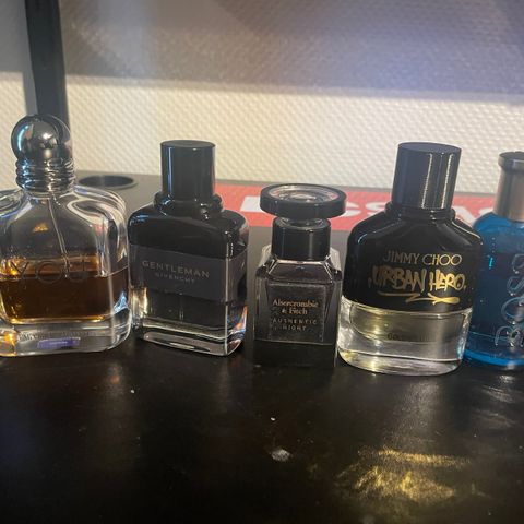 Selger diverse parfymer
