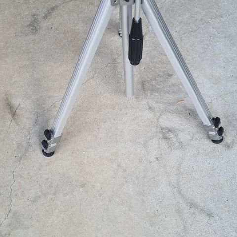 Nesten ubrukt Velbon tripod med PH-256 pan/tilt hode selges