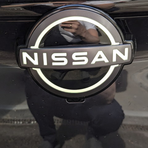 Ny ubrukt emblem Nissan Ariya med LED