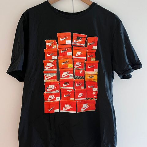 Nike dry fit t-shirt som er et must-have for en sneaker elsker! Den er i Str. XL