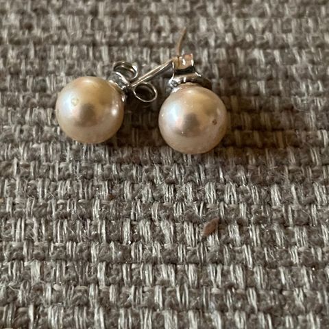 Øredobber med perler i sølv. Stemplet 925.