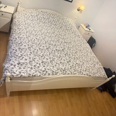 En stor seng med madrass til salgs.