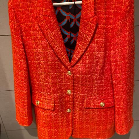 Fantastisk Flott orange Blazer fra Zara i “ chanel look” str L(liten I str)