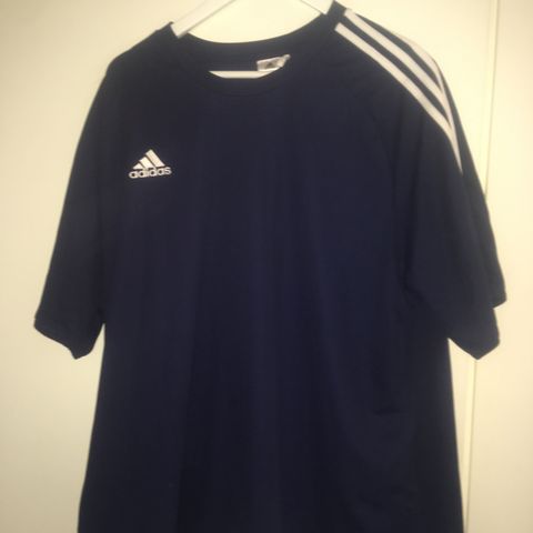 2 Adidas t-shirts og 1 nike