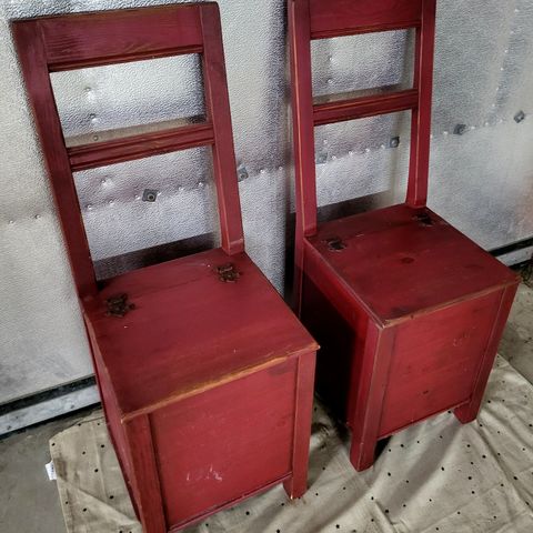 2 gamle stoler med oppbevaringsrom under sete, meget praktiske, orig. farge