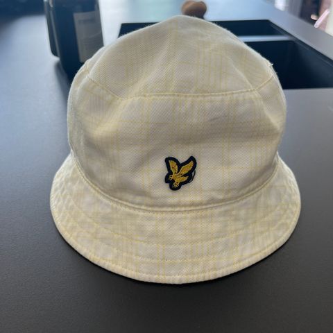 Lyle & Scott bøttehatt i gul og hvit farge