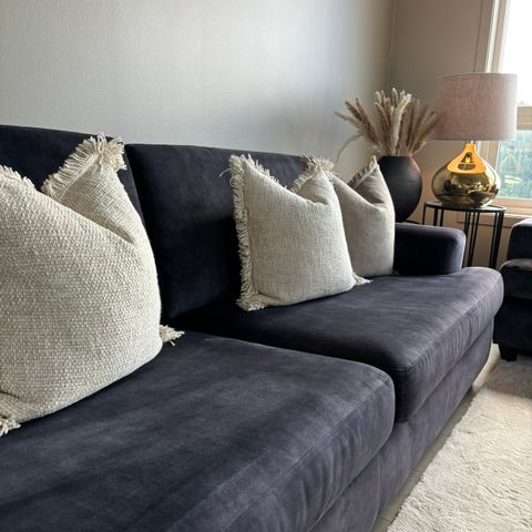 Plettfri Felton sofa i nydelig sort.