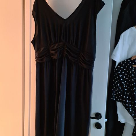 Pen og elegant sort kjole