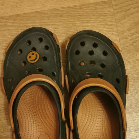 Crocs og gummistøvler str 32, kr 80 begge.