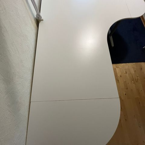 Hjørneskrivebord fra IKEA