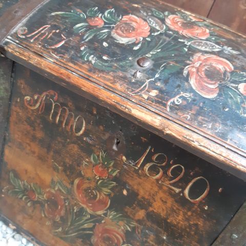 Antikk rosemalt kiste 1820