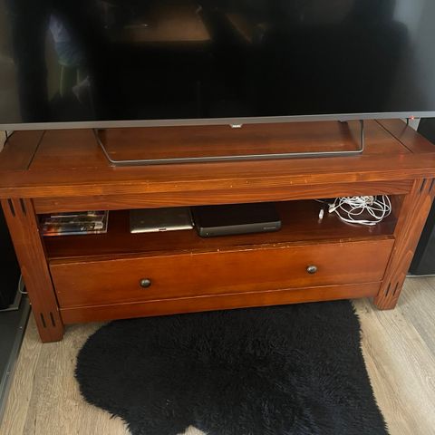 Tv benk selges 300kr