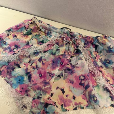 Shorts 100,- M blomster