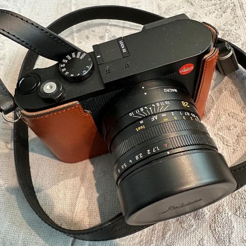 Leica Q3 med  Leica Half-Case