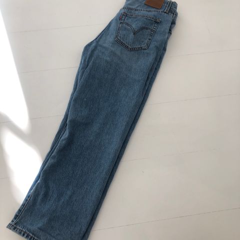 Levis jeans i størrelse 30, med knapper. Brukt to ganger