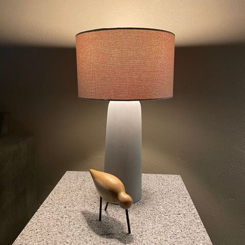 Lampe med betong fot