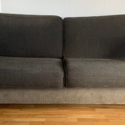 To sofaer og en sittepall