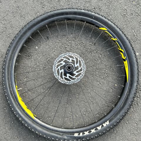 Weinmann 584x26.4 og maxxis crossmark 27.5x2.10