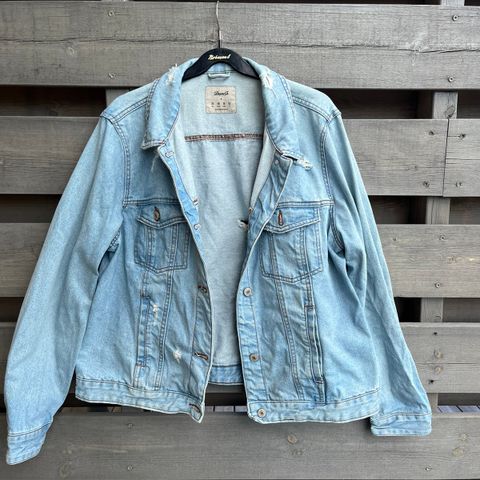 Tøff denim jakke! Str M-L