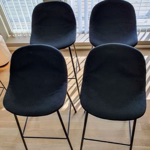 4 grå barstoler, sittehøyde 77 cm