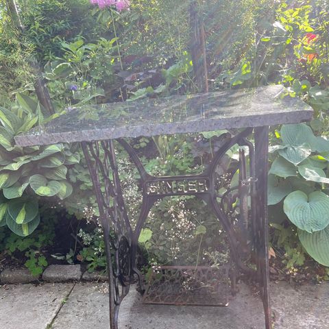 Pent og praktisk hagebord/terrassebord,  sort granitt-plate. med sølv-spetter.