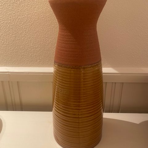 Høy flott kjeramikk vase