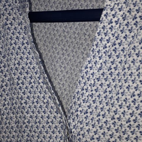 Bluse / skjorte fra Zavanna med små blå blomster 100% viskose Str.46
