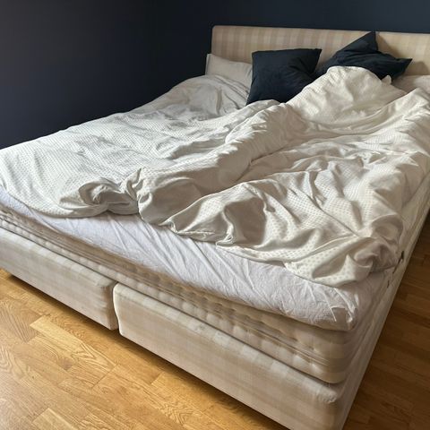 Hastens seng, 10000 kr/ bud