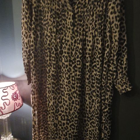 Kjole med leopard mønster og litt glittertrå