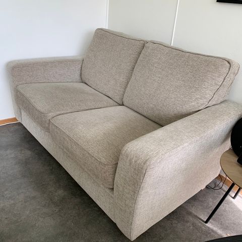 Komfortabel og nøytral 2-seter sofa