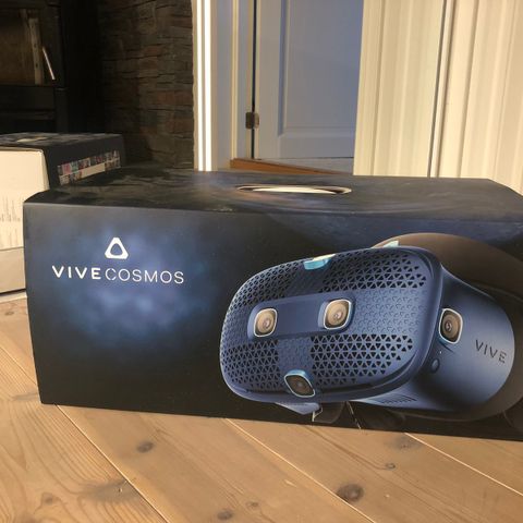 HTC Vive Cosmos - VR - headset(med joysticks)