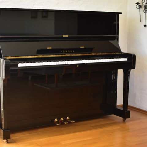 Yamaha U1 piano, sort blank