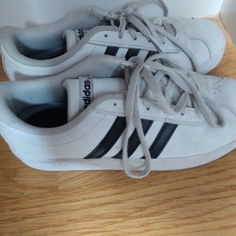 Adidas sneakers ( hvit og blå) str 35