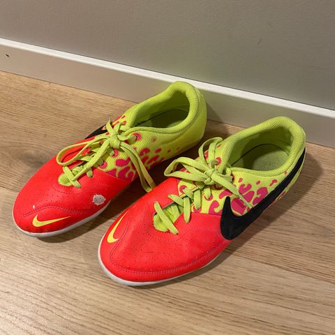 Futsalsko fra Nike i str 38,5