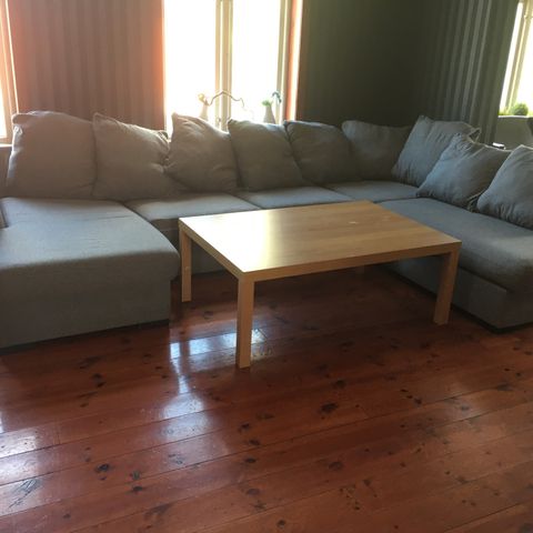 Stor sofa med bord til salgs Kr.2000.-