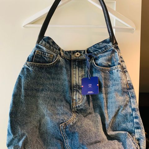 Sett stilen med denne trendy blå denim tote bag!